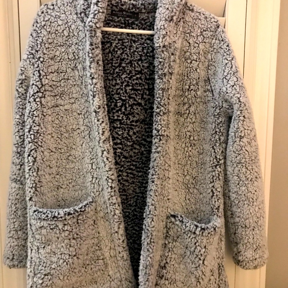 Extremely soft, Loose fitting grey jacket with pockets, no front closure